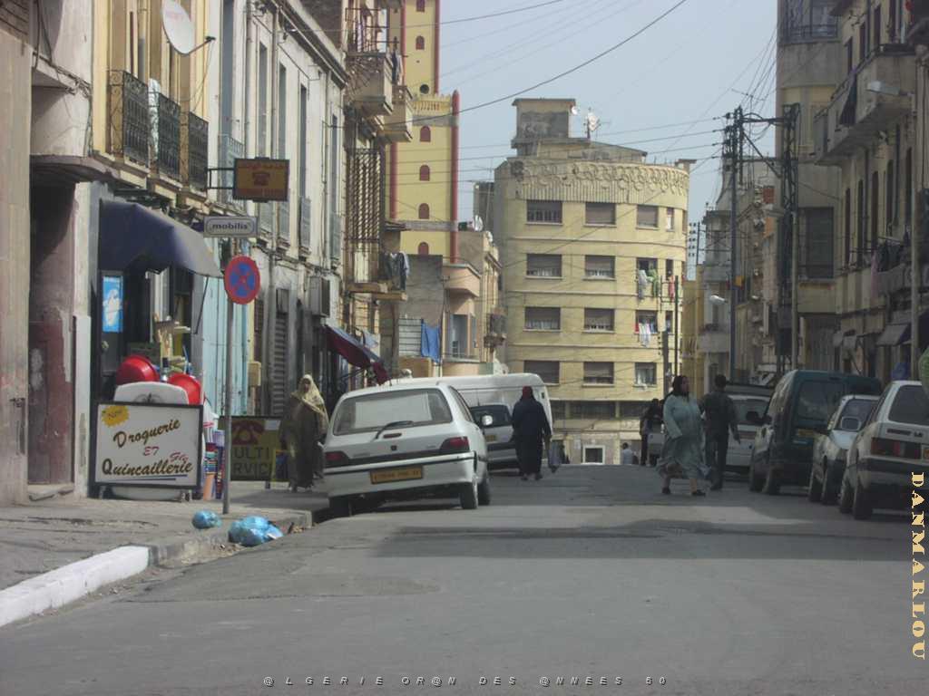 ORAN RUE D ASSAS ET AU FOND IMMEUBLE DEVANT LA GARE.JPG